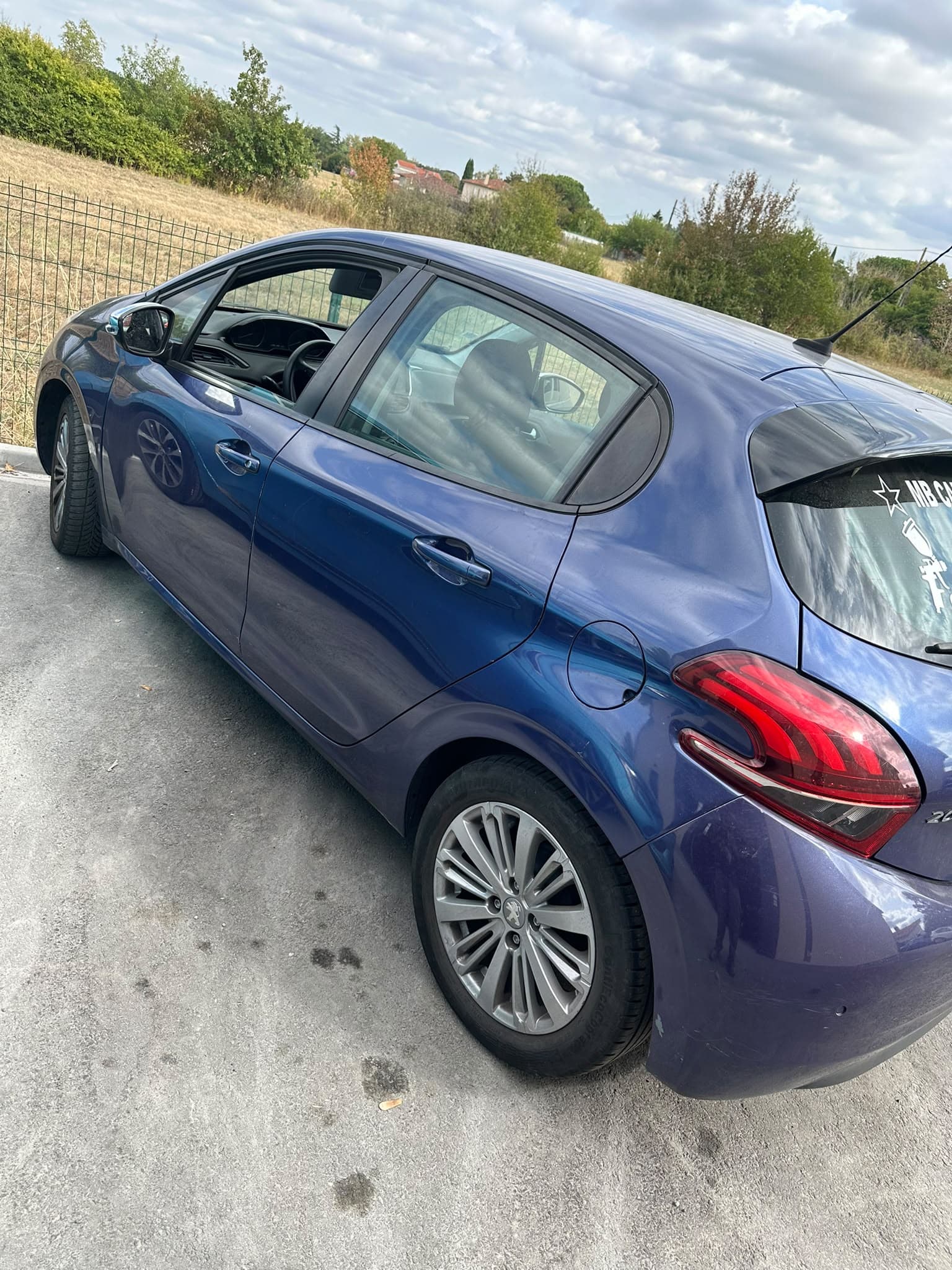 Véhicule de prêt blanc MB Carrosserie Star