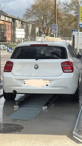 BMW blanc, arrière après réparation