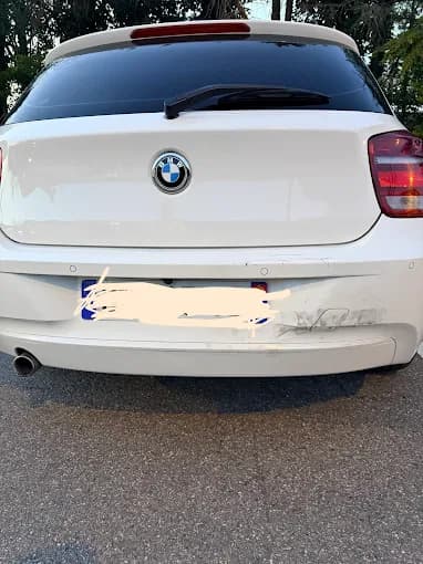 BMW blanc, arrière avant réparation