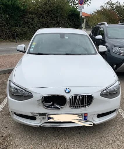 BMW blanc, face avant avant réparation
