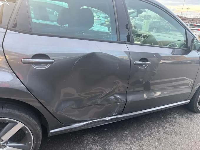Clio grise, côté avant réparation